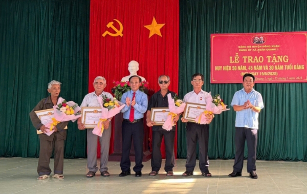 Hình ảnh cho bài viết Đồng Xuân 36 đảng viên được nhận Huy hiệu Đảng đợt 19/5